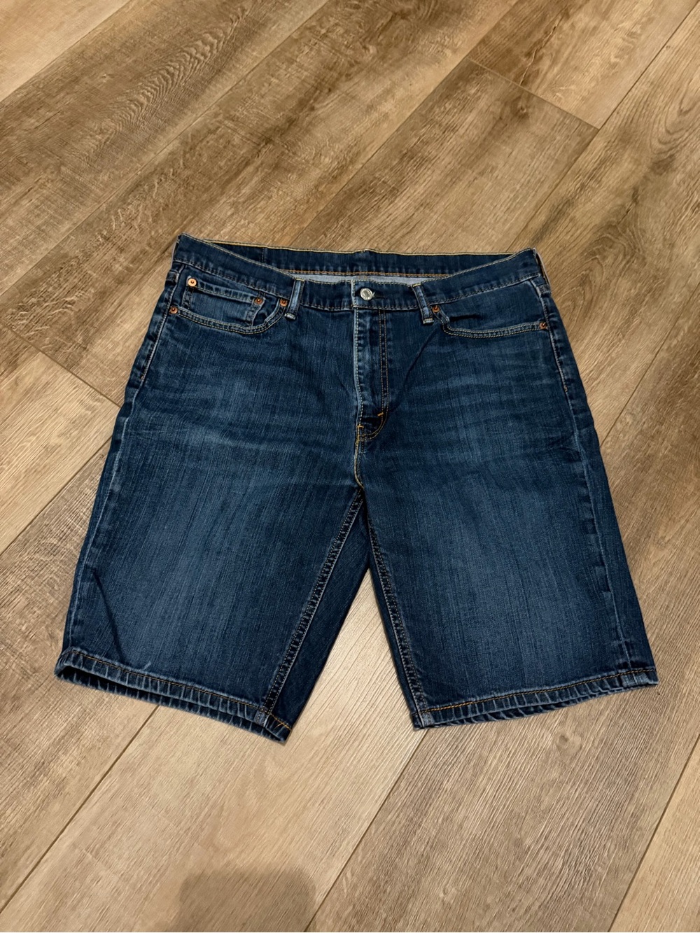 Men's Levi's Dark Blue Denim Shorts 541. 36 waist